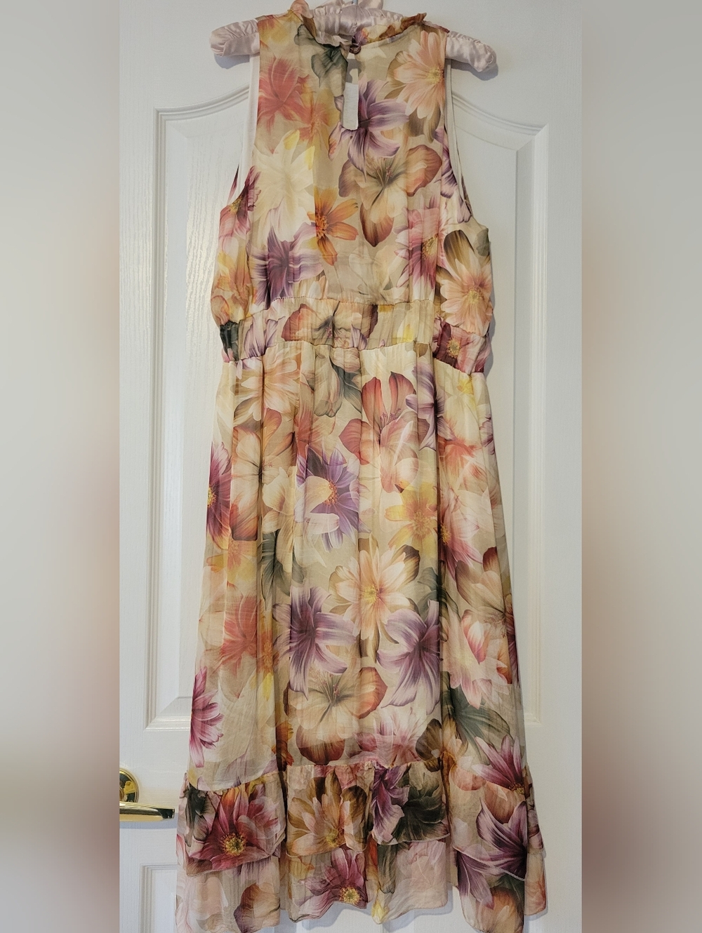 Stunning Floral Halter Midi Dress with Ruffle Hem
Sz. L - Picture 9 of 13